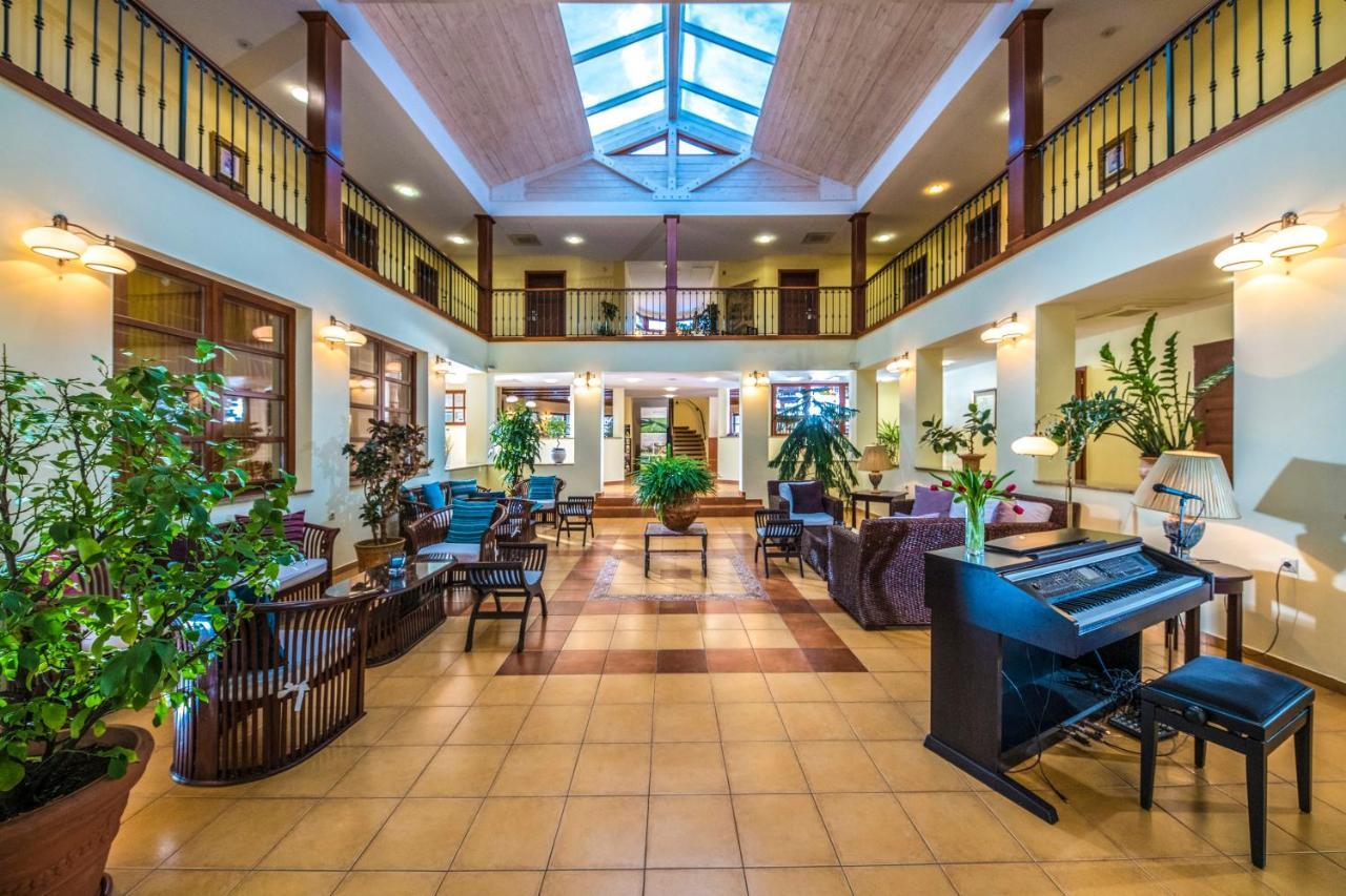 Hotel Forest Hills Zirc Exteriör bild