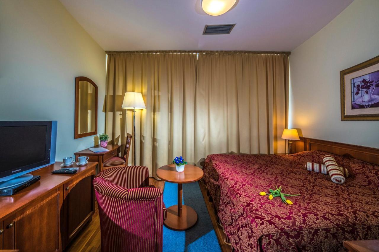 Hotel Forest Hills Zirc Exteriör bild