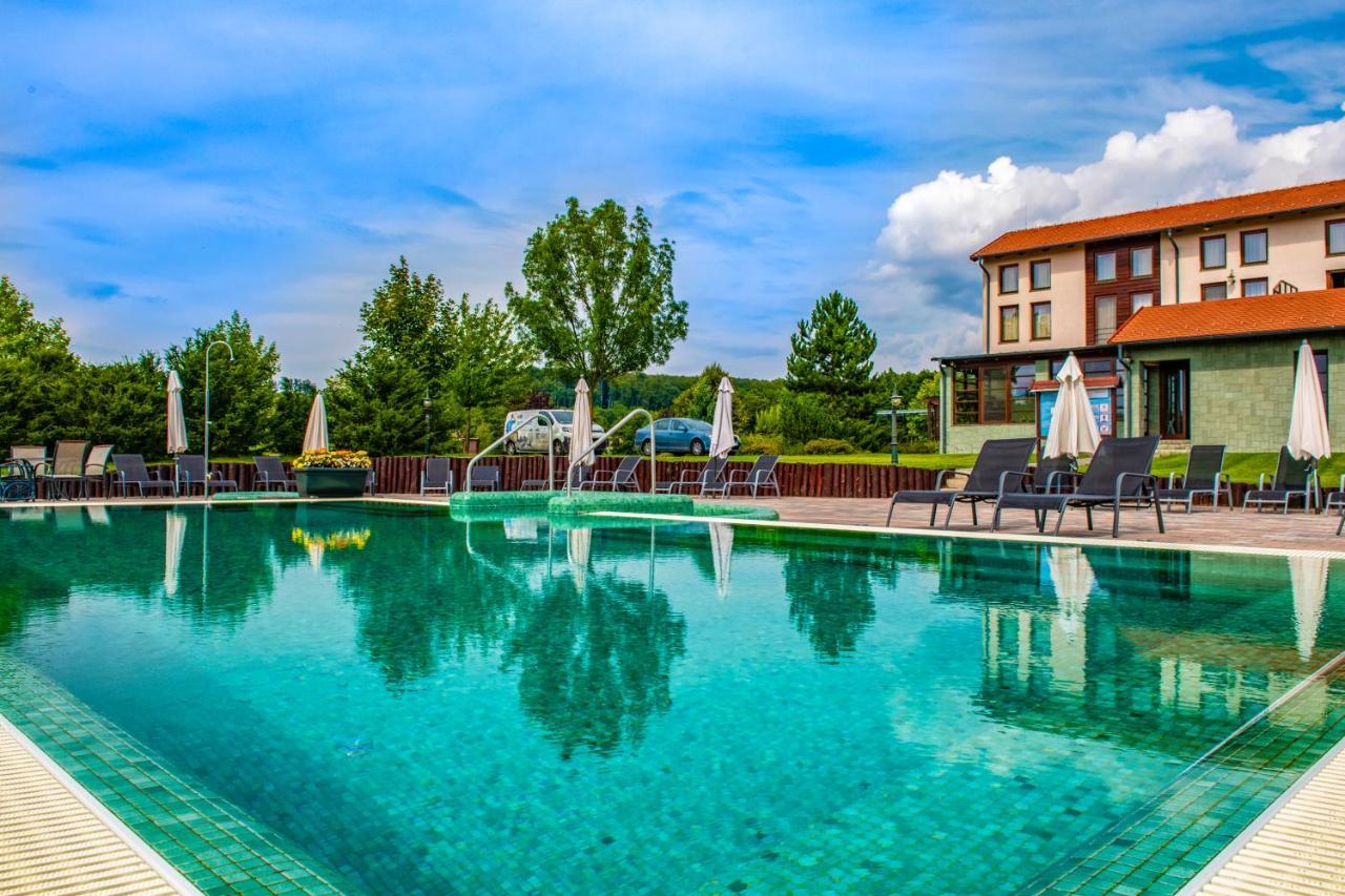 Hotel Forest Hills Zirc Exteriör bild